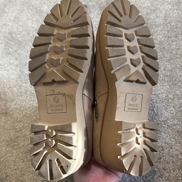 Blondo Tan Ankle Boots with Elastic Panels - Picture 3 of 3